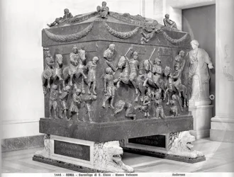 Sarcophage de Sainte-Hélène représentant des cavaliers romains et des prisonniers barbares